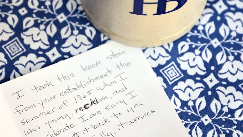 Der Brief und der Krug, der im Januar in einem Paket beim Hofbräuhaus abgegeben wurde. Der Brief und der Krug, der im Januar in einem Paket beim Hofbräuhaus abgegeben wurde.