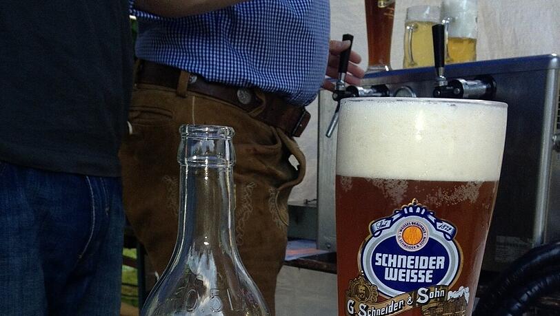 Weißbier neben Retsina: Das beste Symbol für das traditionelle "Griechisch-Bayerische Fest" Weißbier neben Retsina: Das beste Symbol für das traditionelle "Griechisch-Bayerische Fest"