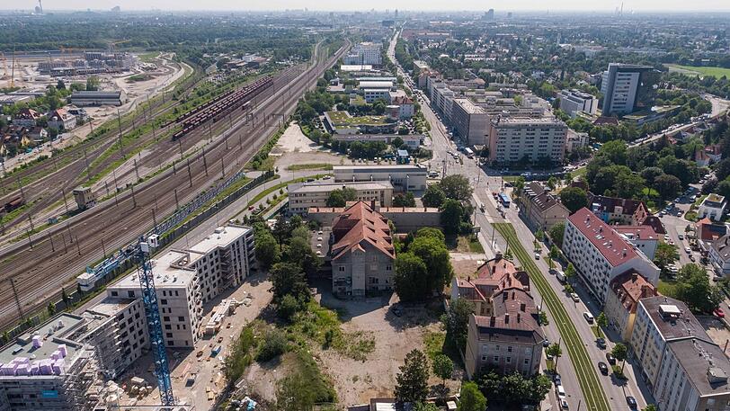 Links die Bahn, rechts die Landsberger Straße, in der Mitte die Kupa.
