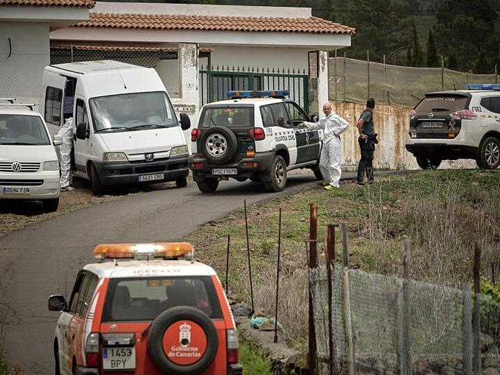 Polizisten stehen in der Nähe der Höhle, in der die Leichen einer Frau und ihres Sohnes gefunden wurden.