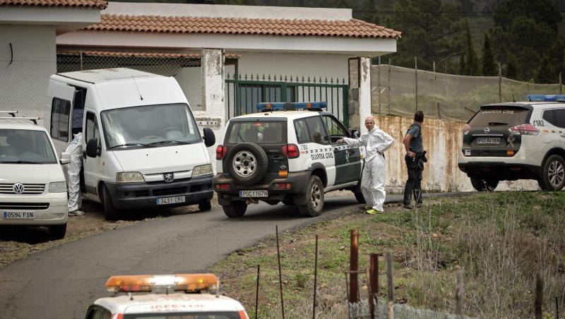 Polizisten stehen in der Nähe der Höhle, in der die Leichen einer Frau und ihres Sohnes gefunden wurden. Polizisten stehen in der Nähe der Höhle, in der die Leichen einer Frau und ihres Sohnes gefunden wurden.
