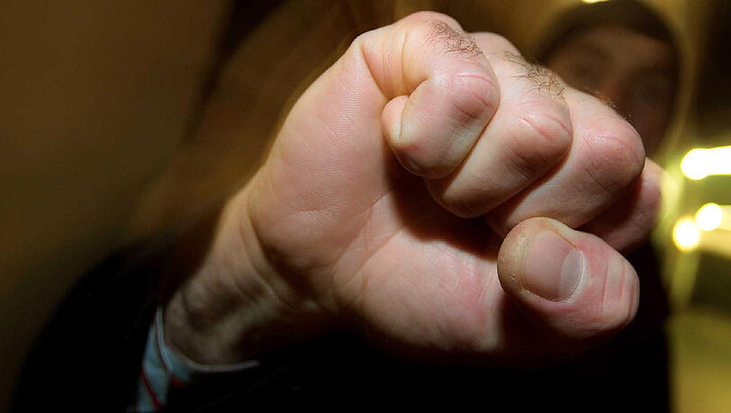 Nach der Attacke musste die Polizei die Sanitäter vor Schaulustigen beschützen. (Symbolbild)