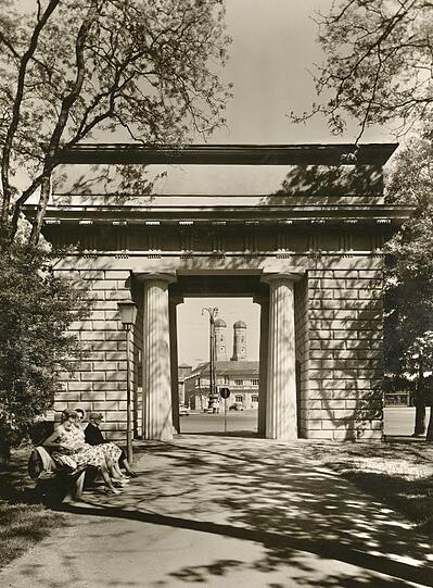 1960: Kleines Päuschen auf dem Bankerl vor dem Tor zum Alten Botanischen Garten - mit freiem Blick zum Künstlerhaus und zur Frauenkirche.