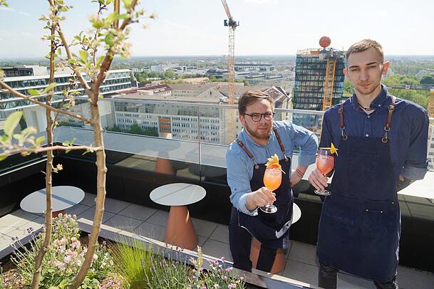 Fitzroy im Werksviertel Mitte: Bar-Manager Meron Engelberg (links) und Barkeeper Niclas Seeling. Fitzroy im Werksviertel Mitte: Bar-Manager Meron Engelberg (links) und Barkeeper Niclas Seeling.