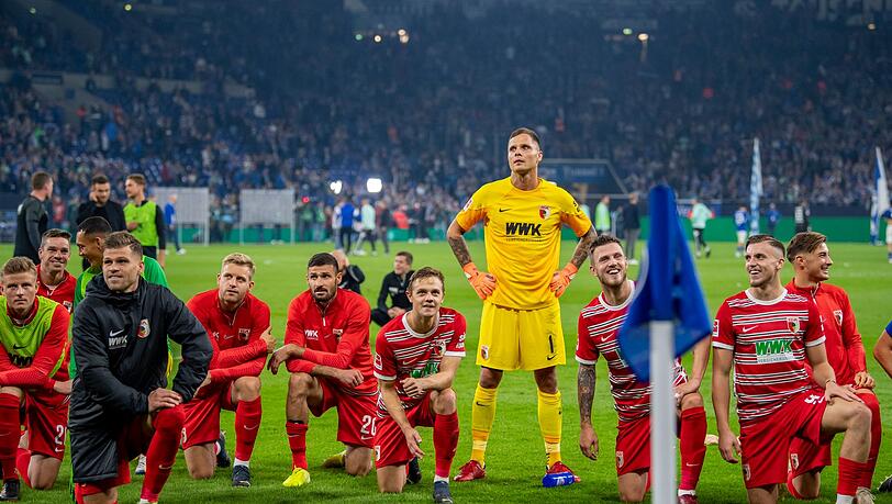 Augsburgs Torwart Rafal Gikiewicz feiert vor den eigenen Fans.