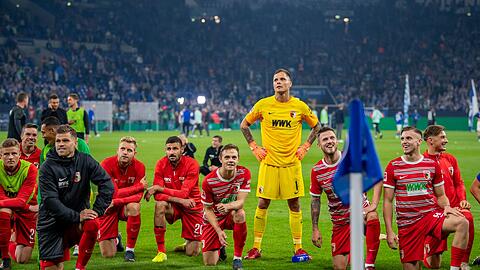 Augsburgs Torwart Rafal Gikiewicz feiert vor den eigenen Fans.