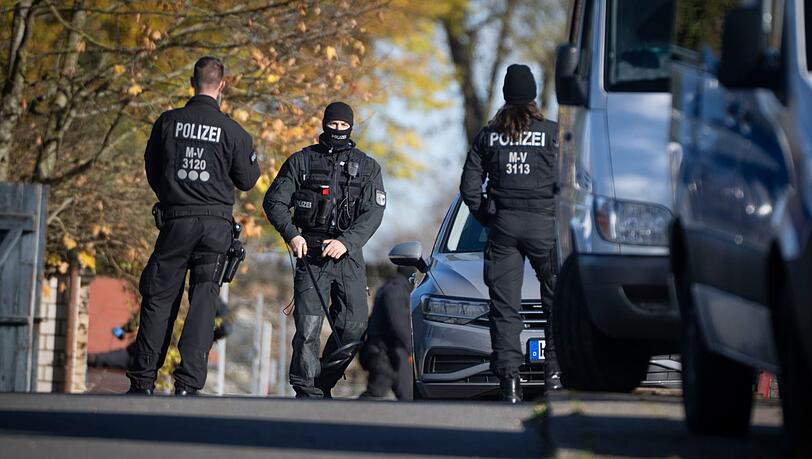 Erneut durchsuchte die Polizei H&auml;user.