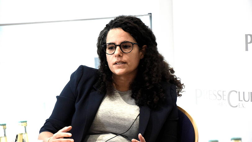 Dafna Gerstner ist eine der Überlebenden des Massakers am 7. Oktober 2023 im Kibbuz Be'eri. Die freiberufliche Designerin und Fotografin wurde 1984 in Israel geboren. Seit 2011 lebt sie in Deutschland, seit 2016 in München. Das Bild zeigt sie bei einer Veranstaltung im Presseclub. Dafna Gerstner ist eine der Überlebenden des Massakers am 7. Oktober 2023 im Kibbuz Be'eri. Die freiberufliche Designerin und Fotografin wurde 1984 in Israel geboren. Seit 2011 lebt sie in Deutschland, seit 2016 in München. Das Bild zeigt sie bei einer Veranstaltung im Presseclub.