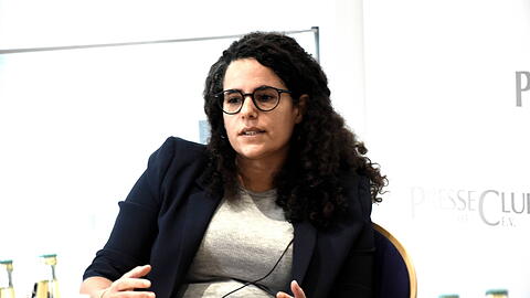 Dafna Gerstner ist eine der &Uuml;berlebenden des Massakers am 7. Oktober 2023 im Kibbuz Be'eri. Die freiberufliche Designerin und Fotografin wurde 1984 in Israel geboren. Seit 2011 lebt sie in Deutschland, seit 2016 in M&uuml;nchen. Das Bild zeigt sie bei einer Veranstaltung im Presseclub.