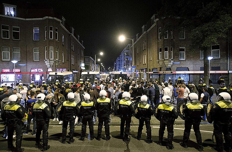 Nachdem ein Mann nach einer gewaltsamen Festnahme der Polizei gestorben war, gingen Leute aus Protest auf die Straße.
