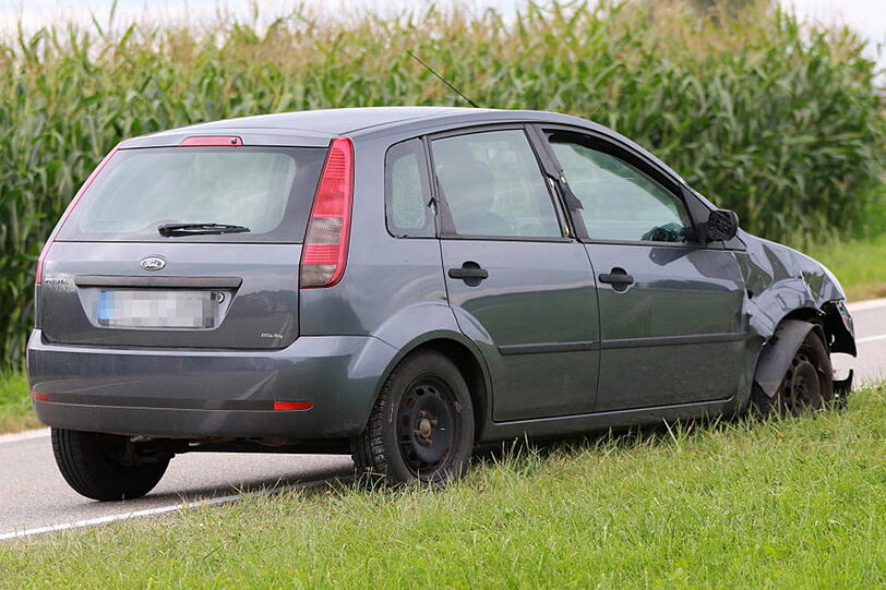 Beim Versuch dem entgegenkommenden Auto auszuweichen, touchierte der Motorradfahrer das Auto, stürzte in ein Maisfeld und verletzte sich schwer.