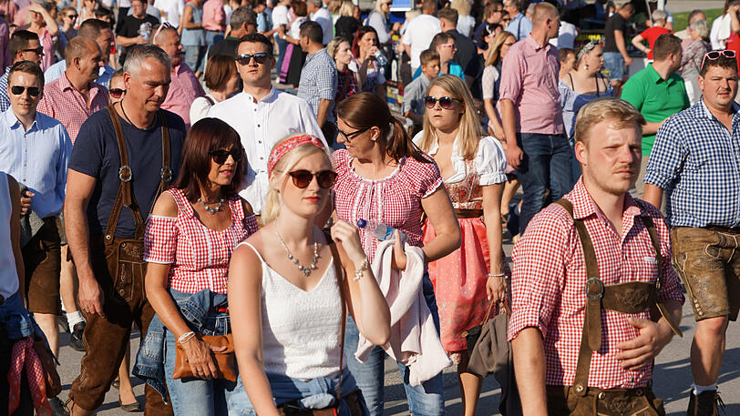 Dirndl, Lederhosn und viele Sonnenbrillen: die Fans auf dem Weg zum Konzert von Andreas Gabalier im Olympiastadion.