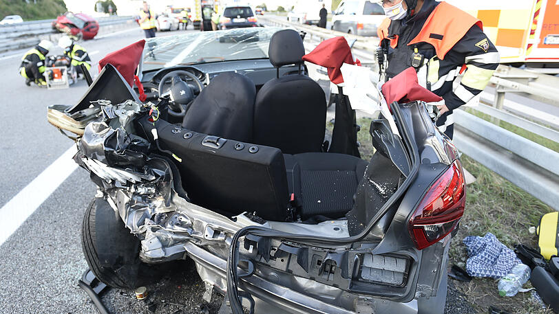 Die Unfall-Autos sind nur noch Schrott.