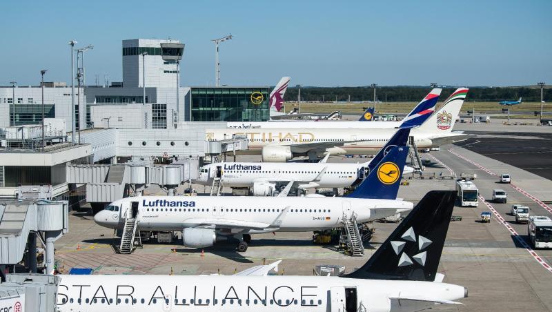 Flugzeuge auf dem Vorfeld des Flughafen Frankfurt: Die Grünen wollen Inlandsflüge bis 2035 weitgehend überflüssig machen.