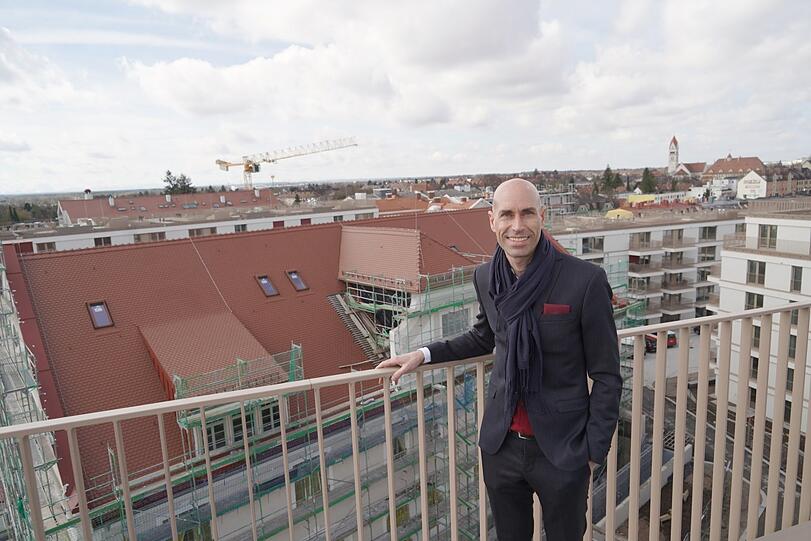 Über den Dächern des neuen Pasinger Kupa-Quartiers: Projektleiter Christian Schulz auf dem Gemeinschafts-Dachgarten am Haus an der Josef-Felder-Straße.