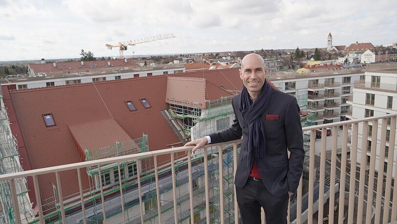 Über den Dächern des neuen Pasinger Kupa-Quartiers: Projektleiter Christian Schulz auf dem Gemeinschafts-Dachgarten am Haus an der Josef-Felder-Straße. Über den Dächern des neuen Pasinger Kupa-Quartiers: Projektleiter Christian Schulz auf dem Gemeinschafts-Dachgarten am Haus an der Josef-Felder-Straße.