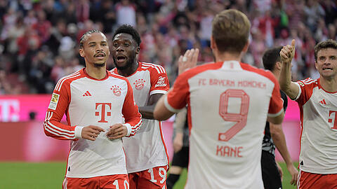 Leroy Sané (l.) und Harry Kane (r.) sorgten auch gegen den SC Freiburg wieder für mächtig Wirbel in der Bayern-Offensive.