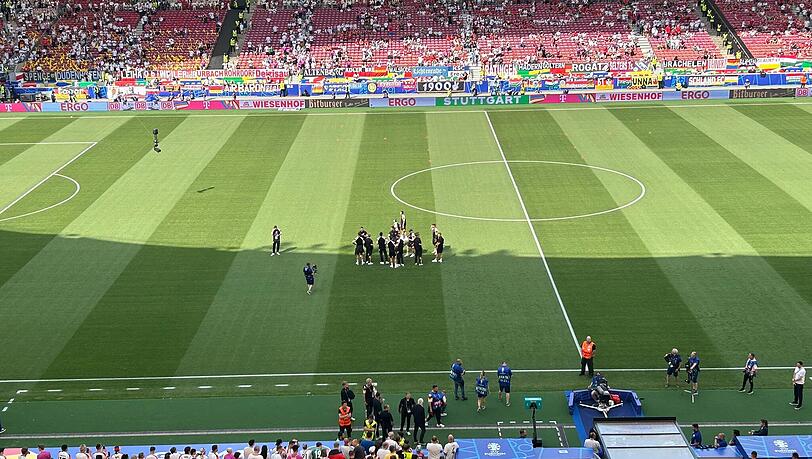 Sind im Stadion angekommen: Die DFB-Kicker um Jamal Musiala und Toni Kroos. Sind im Stadion angekommen: Die DFB-Kicker um Jamal Musiala und Toni Kroos.