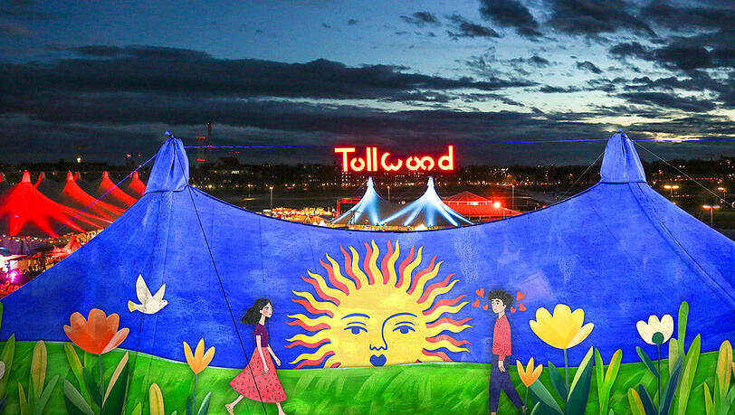 Auf den Zeltdächern des Tollwood-Winterfestivals werden ab dem 26. November täglich verschiedene Inszenierungen gezeigt.