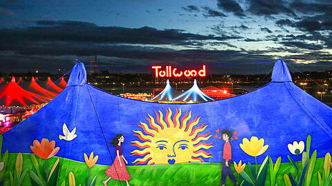 Auf den Zeltdächern des Tollwood-Winterfestivals werden ab dem 26. November täglich verschiedene Inszenierungen gezeigt.