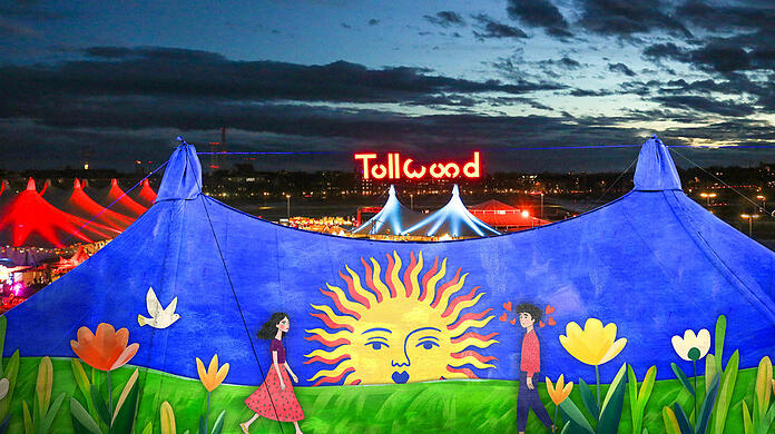 Auf den Zeltdächern des Tollwood-Winterfestivals werden ab dem 26. November täglich verschiedene Inszenierungen gezeigt.