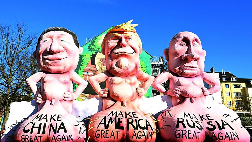 Autokraten im Frühjahr: Am Rosenmontag 2025 fährt in Düsseldorf ein Mottowagen mit Figuren der Staatschefs von China (v.l., Xi), USA (Trump) und Russland (Putin) zum Zug. Trump sei noch kein Autokrat, orientiere sich aber sehr an ihnen, sagt Journalist Michael Sauga.
