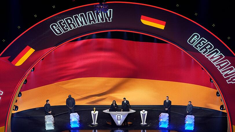 Die Bühne bei der WM-Auslosung leuchtet in den deutschen Farben. Die Bühne bei der WM-Auslosung leuchtet in den deutschen Farben.