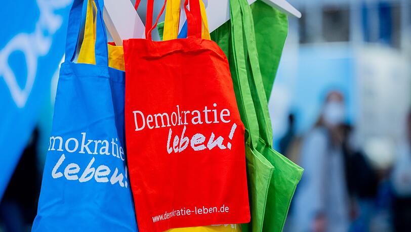 Das Programm "Demokratie leben!" soll bisher zivilgesellschaftliches Engagement für ein demokratisches Miteinander fördern. (Symbolbild) Das Programm "Demokratie leben!" soll bisher zivilgesellschaftliches Engagement für ein demokratisches Miteinander fördern. (Symbolbild)