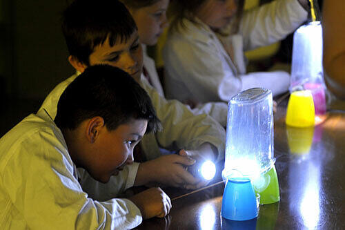Es werde Licht! Und unter welchen Umständen geht die Lampe wieder aus? Kinder beim Experimentieren.