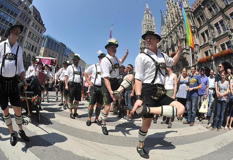 Sie feiern: Schwule, Lesben und Transgender tummeln sich auf Münchens Straßen und feiern den Christopher Street Day 2011