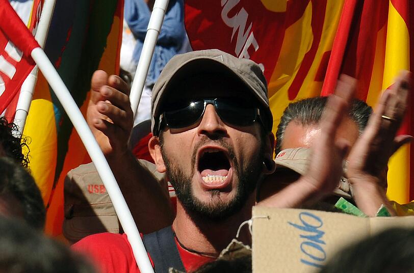 Angestellte aus dem öffentlichen Dienst protestieren gegen die strengen Sparmaßnahmen der Regierung: &bdquo;Zahlen müssen die, die schon immer gezahlt haben. Die Bilder