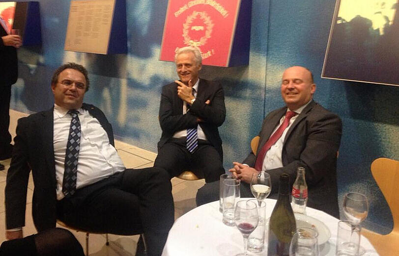 In launiger Runde in der SPD-Zentrale: Thomas Oppermann postete dieses Foto bei Twitter. Demnach dürften die Koalitionsverhandlungen gute Laune verbreitet haben. Im Bild: Hans-Peter Friedrich, Peter Ramsauer und Hartmut Koschyk.