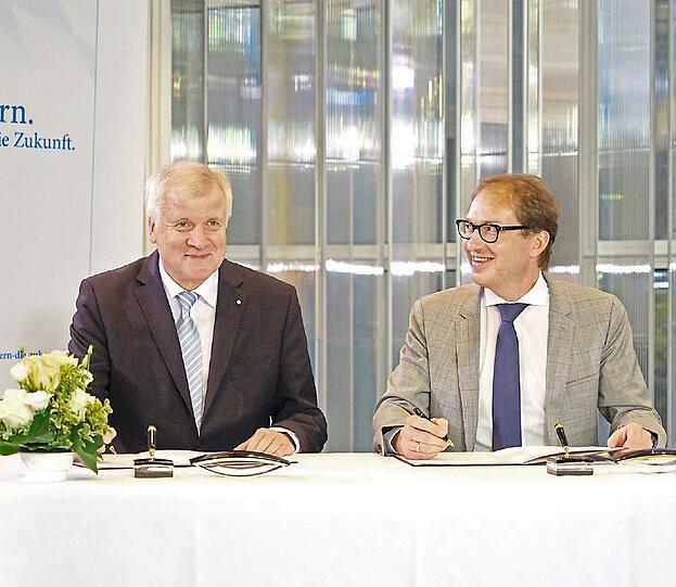 Glückliche Gesichter: Ministerpräsident Horst Seehofer (links) und Bundesverkehrsminister Alexander Dobrindt.