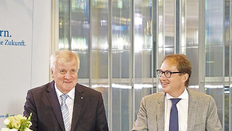Glückliche Gesichter: Ministerpräsident Horst Seehofer (links) und Bundesverkehrsminister Alexander Dobrindt. Glückliche Gesichter: Ministerpräsident Horst Seehofer (links) und Bundesverkehrsminister Alexander Dobrindt.