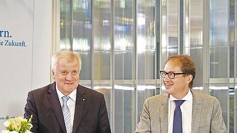 Glückliche Gesichter: Ministerpräsident Horst Seehofer (links) und Bundesverkehrsminister Alexander Dobrindt.