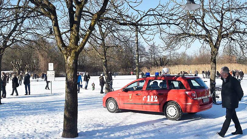 Spaziergänge über die bayerischen Gewässer - wie hier am Ostpark - bleiben vorerst eine riskante Angelegenheit.