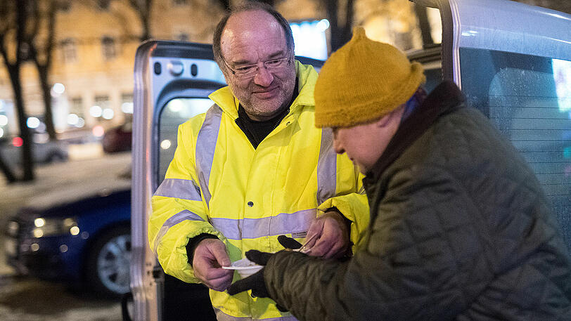 Berthold Troitsch (l.) vom Kältebus München ist Nachts im Einsatz.