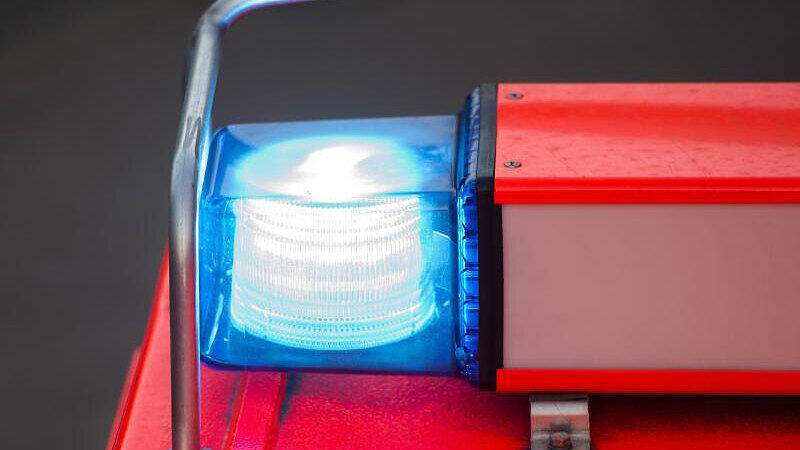 Die Feuerwehr löschte den Brand in einem Recyclingbetrieb bis in die frühen Morgenstunden.