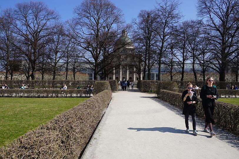 Spaziergänger genossen das Frühlingswetter bei einem Spaziergang im Hofgarten.