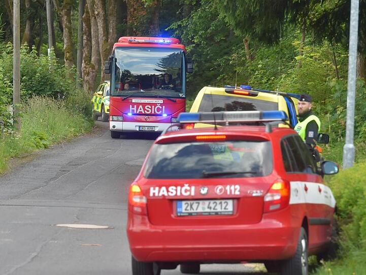 Die Unglücksstelle in einem Waldstück zwischen Pernink und Nove Hamry ist für die Rettungskräfte nur schwer zugänglich.