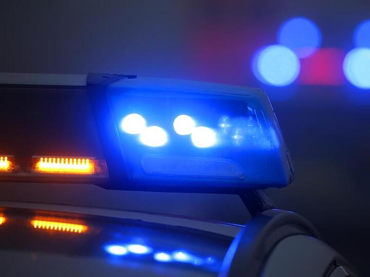 Bewaffnete betraten eine Shisha-Bar in Saarlouis und attackierten Mitarbeiter und Gäste - die Polizei nahm vier von ihnen fest (Symbol).