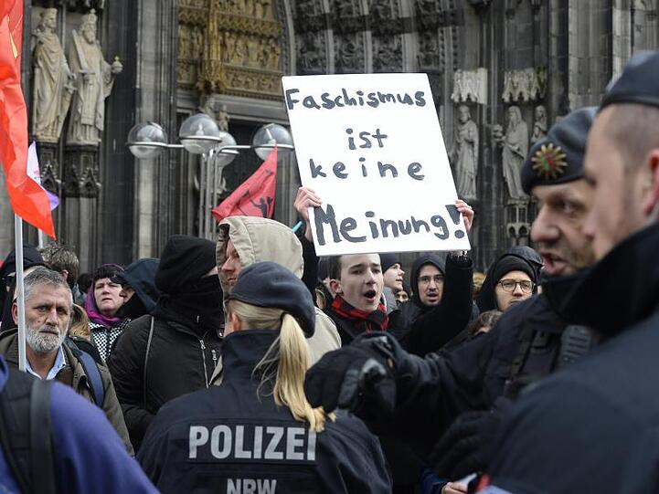 Demonstranten von "Köln gegen rechts" protestieren gegen eine Kundgebung der Partei "Alternative für Deutschland" (AfD) gegen Rundfunkgebühren und den WDR.