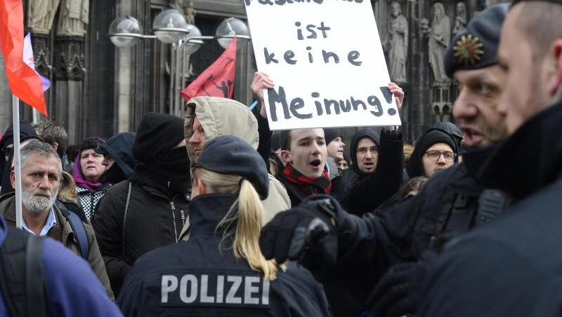 Demonstranten von "Köln gegen rechts" protestieren gegen eine Kundgebung der Partei "Alternative für Deutschland" (AfD) gegen Rundfunkgebühren und den WDR. Demonstranten von "Köln gegen rechts" protestieren gegen eine Kundgebung der Partei "Alternative für Deutschland" (AfD) gegen Rundfunkgebühren und den WDR.