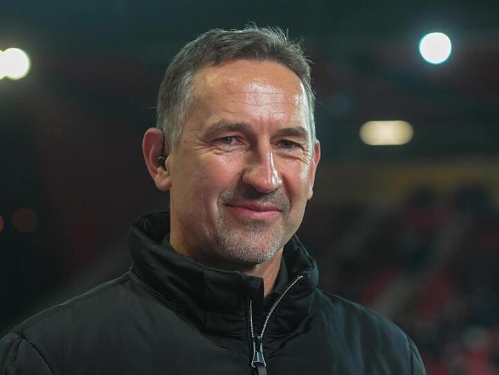 Regensburgs Trainer Achim Beierlorzer. Foto: Armin Weigel/dpa/Archiv