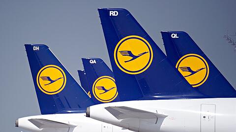 Maschinen der Lufthansa stehen auf dem Flughafen "Franz Josef Strauß" in München.
