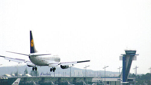 Auch am Nürnberger Airport streiken ab heute die Mitarbeiter der Lufthansa – die befördert aber nur knapp ein Fünftel aller Fluggäste. Auch am Nürnberger Airport streiken ab heute die Mitarbeiter der Lufthansa – die befördert aber nur knapp ein Fünftel aller Fluggäste.