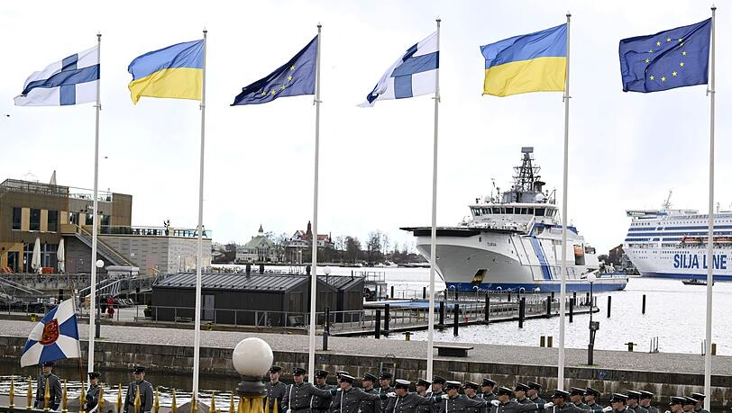 Die Nationalflaggen Finnlands, der Ukraine und der EU wehen vor dem Präsidentenpalast in Helsinki.