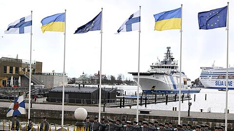 Die Nationalflaggen Finnlands, der Ukraine und der EU wehen vor dem Präsidentenpalast in Helsinki.