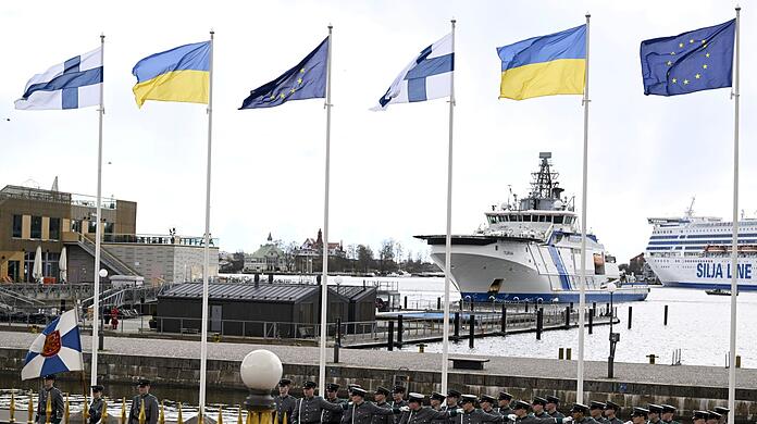 Die Nationalflaggen Finnlands, der Ukraine und der EU wehen vor dem Präsidentenpalast in Helsinki.