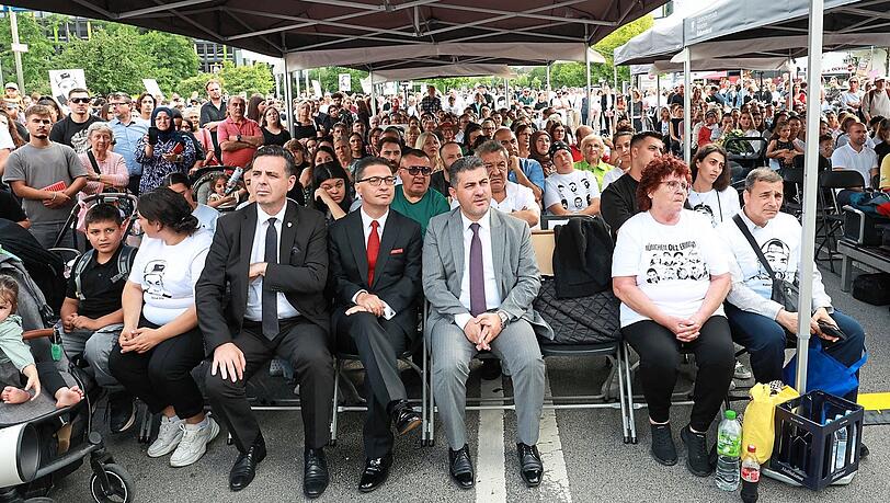 Die Gedenkveranstaltung für die Opfer des rechtsterroristischen OEZ-Anschlags am Montagabend, an der Angehörige der Opfer, Überlebende und Unterstützer teilnahmen.